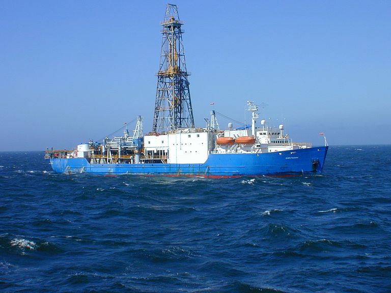 Das amerikanische Bohrschiff JOIDES RESOLUTION gewann 2009 Kerne aus dem Meeresboden des Pazifiks, mit denen Wissenschaftler 55 Millionen Jahre Geschichte des Kohlenstoffkreislaufs rekonstruieren konnten. Foto: P. Linke, GEOMAR