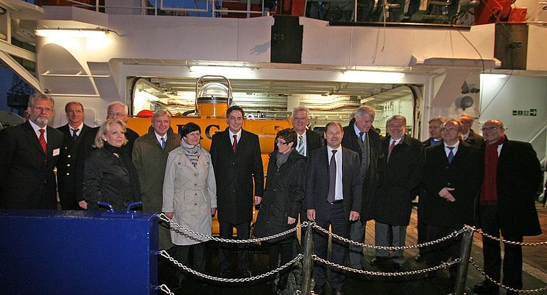 Aufgetaucht auf FS ALKOR: Prof. Peter Herzig begrüßt die Ministerpräsidenten der 16 deutschen Bundesländer vor dem Forschungstauchboot Jago. Foto: A. Villwock, GEOMAR.