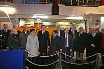 Aufgetaucht auf FS ALKOR: Prof. Peter Herzig begrüßt die Ministerpräsidenten der 16 deutschen Bundesländer vor dem Forschungstauchboot Jago. Foto: A. Villwock, GEOMAR.