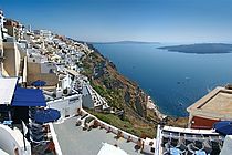 The village of Fira on Santorin. The island is a well-known holiday destination in the southern Aegean Sea. At the same time it displays traces of massive volcanic eruptions and strong seismic forces. Photo: User tango7174, via Wikimedia Commons, CC BY-SA 4.0