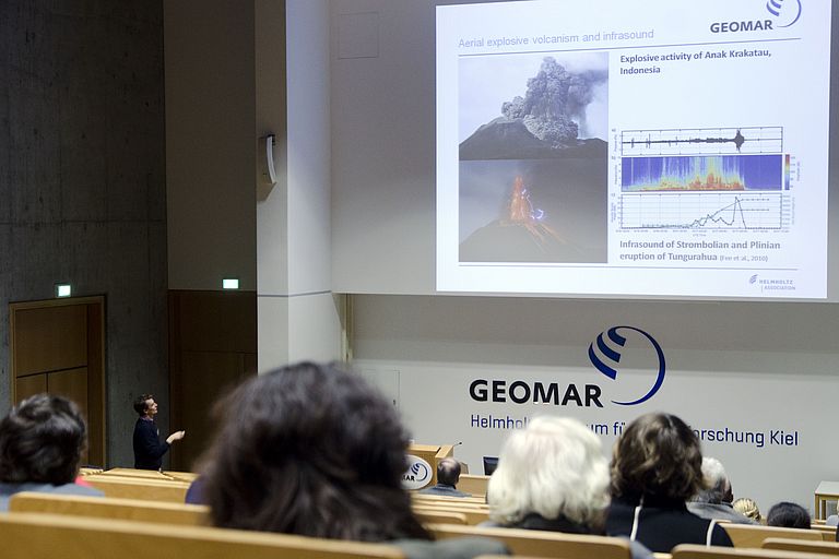 Während des SONNE-Statusseminars stellen die Teilnehmer Forschungsprojekte vor, für die in den vergangen zwei Jahren das Forschungsschiff SONNE genutzt wurde. Foto: J. Steffen, GEOMAR