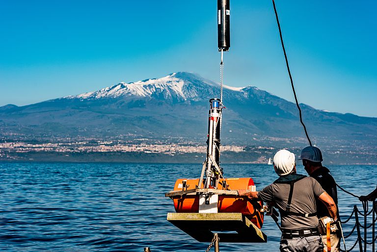 In spring 2016, a team from GEOMAR and Kiel University on board the research vessel POSEIDON installed the GeoSEA transponders on the eastern flank of Mount Etna. Photo: Felix Gross (CC BY 4.0)