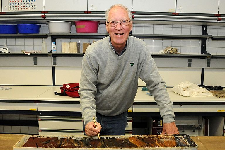 Professor Steven Scott im Kern-Labor des IFM-GEOMAR. Foto: J. Steffen, IFM-GEOMAR.