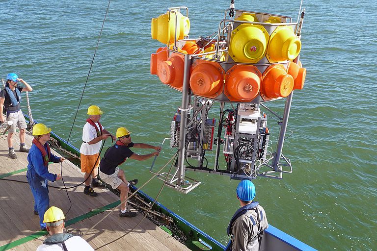 A BIGO-Lander is recovered from a water depth of 122m. Photo: O. Pfannkuche, GEOMAR