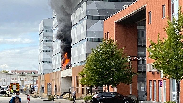 Fire on the roof of the GEOMAR extension building