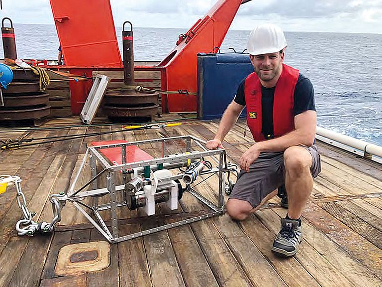 Dr. Rainer Kiko mit einem optischen Underwater Vision Profiler (UVP). Bei der Wiederauslegung der Verankerung wurde dieses Instrument erstmals eingesetzt, um die Anzahl von Partikeln zu vermessen und Bilder größerer Partikel zur späteren Identifizierung zu speichern. Foto: Iris Kriest/GEOMAR