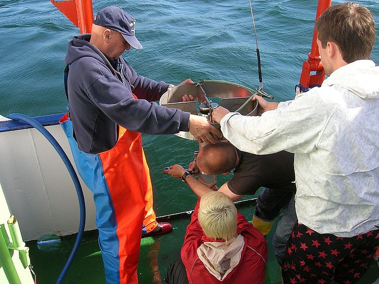 Die Teilnehmer der Sommerschule aus der Schweiz nehmen vom Forschungskutter LITTORINA aus Proben vor Boknis Eck. Foto: A. Labes, IFM-GEOMAR