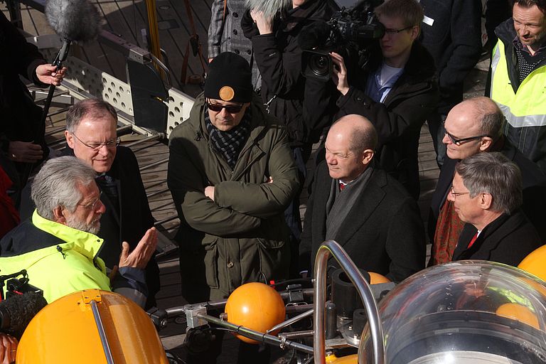GEOMAR Direktor Prof. Dr. Peter Herzig (li) erläutert den Ministerpräsidenten das Forschungstauchboot JAGO. Foto: A. Villwock, GEOMAR.
