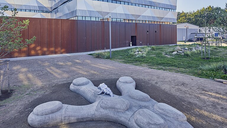 Skulptur vor dem GEOMAR-Gebäude
