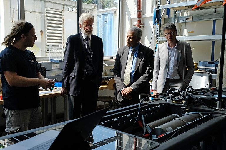 Dr. Björn Fiedler (left) presenting the features of a waveglider to José da Silva Gonçalves (2nd from the right). This particular device has already been used off the Cape Verde Islands. GEOMAR Director Professor Peter Herzig (2nd from left) Professor Arne Körtzinger (right) listening. Photo: Jan Steffen/GEOMAR