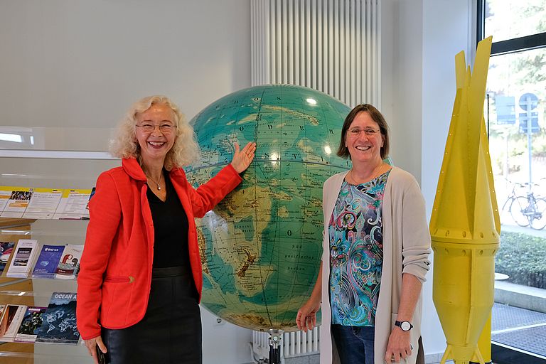 Prof. Dr. Angelika Brandt mit Dr. Catriona Clemmesen vom Women's Executive Board des GEOMAR. Foto: Nikolas Linke/GEOMAR