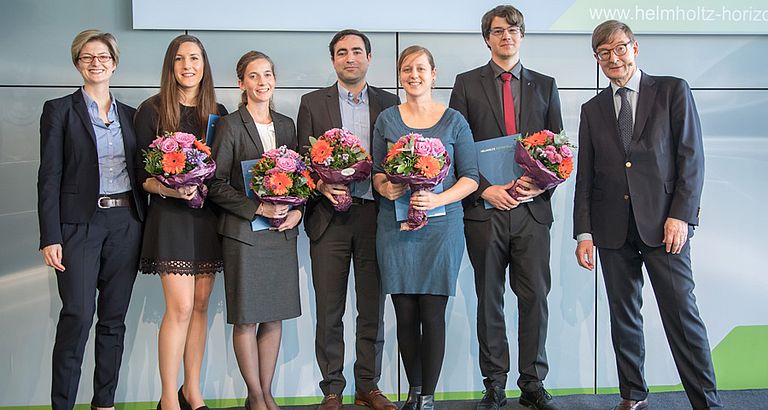 Die ausgezeichneten Helmholtz-Doktoranden: V.l.n.r.: Dr. Korinna Strobel, Bereichsleiterin Strategie/ Impuls- und Vernetzungsfonds Helmholtz-Gemeinschaft, Dr.-Ing. Alexandra Amherd Hidalgo, Helmholtz-Zentrum Geesthacht, Dr. Ann-Christin Baranski, Deutsches Krebsforschungszentrum, Dr.-Ing. Antoine B. Jacquey,  Deutsches GeoForschungsZentrum, Dr. Sinikka Lennartz, GEOMAR, Dr.-Ing. Daniel Leidner, Deutsches Zentrum für Luft- und Raumfahrt (DLR), Prof. Dr. Otmar Wiestler, Präsident der Helmholtz-Gemeinschaft. Foto: Helmholtz/Stefanie Herbst