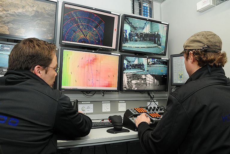 View of the control cabin during the presentation at Kiel (left: Patrick Cuno, right: Hannes Huusmann, ROV-Team). Photo: Maike Nicolai, IFM-GEOMAR