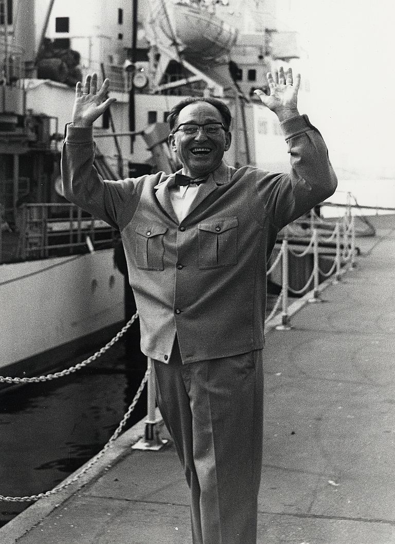 Günter Dietrich vor FS Meteor. Foto: Archiv GEOMAR.