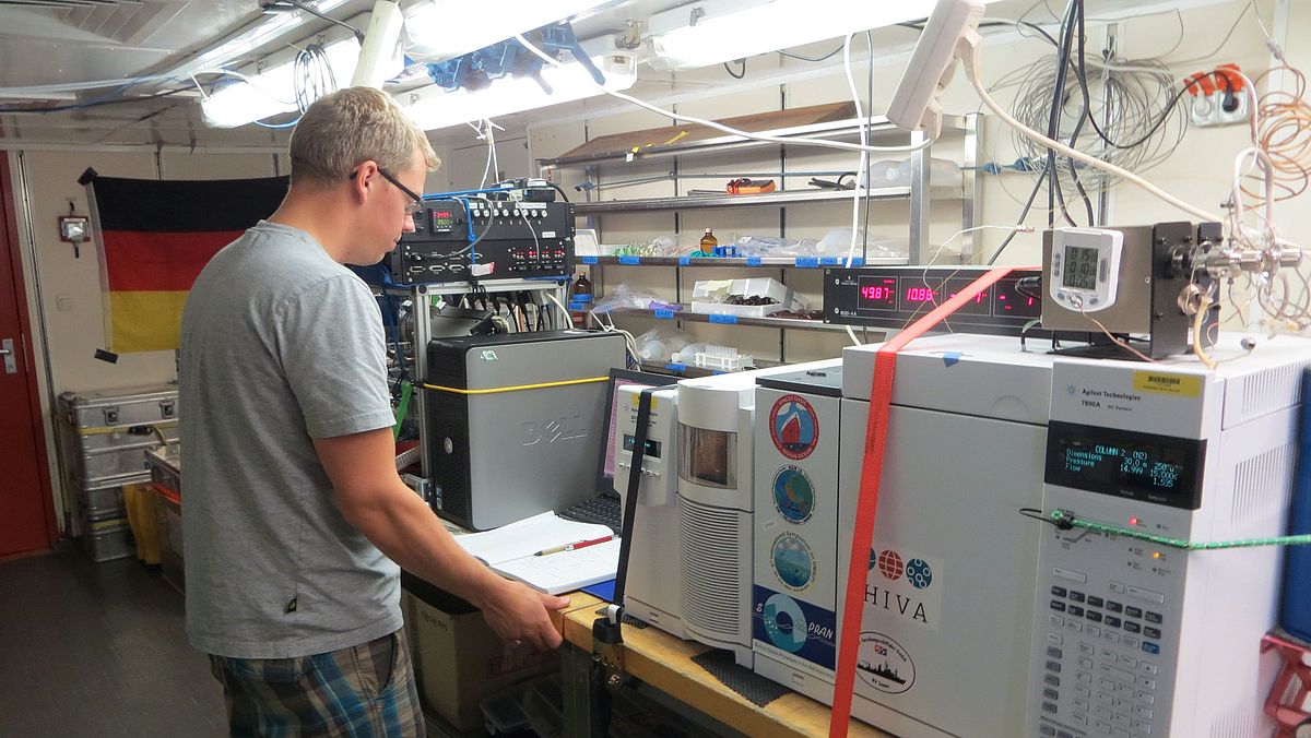 D. Booge bei der Arbeit innerhalb des Schiffes mit einem Gas Chromatografie-Massenspektrometer (GC-MS) 