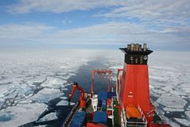 Das deutsche Forschungsschiff MARIA S. MERIAN nordwestlich der Inselgruppe Svalbard im August 2007. Während dieser Expedition wurden die Proben für die aktuelle "Science"-Studie gewonnen. Foto: N. van Nieuwenhove, GEOMAR