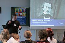 Dr. Joachim Dengg gibt den Teilnehmern des Kieler Workshops eine Einführung zum Werk von Hermann von Helmholtz. Foto: J. Jensen, GEOMAR