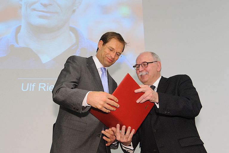 DFG President Prof. Matthias Kleiner presents Prof. Ulf Riebesell the award certificate for the Leibniz Prize 2012. Image: David Ausserhofer, Copyright: DFG