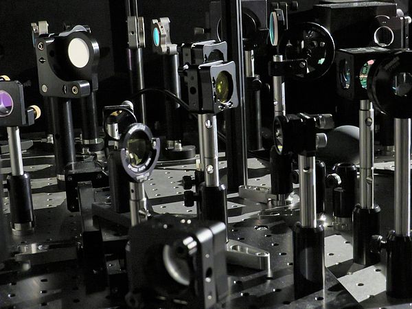 Figure 1: Optical setup of a prototype tunable laser system to test the resonant ionization of the targeted compounds. (Photo: Johannes Passig)