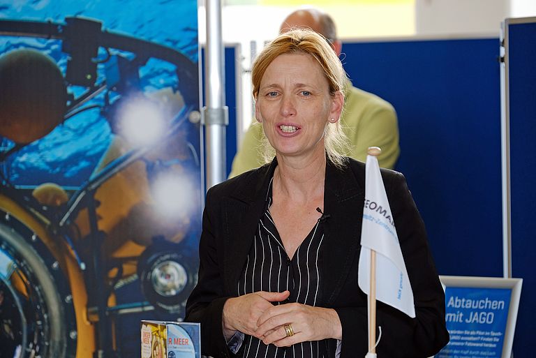 Bildungsministerin Karin Prien bei der Vorstellung des Hörbuchs. Foto: J. Steffen GEOMAR.