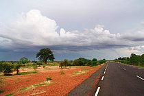 Drought or flooding?  In particular, developing countries like  those in the Sahel region of Africa could benefit from reliable near-term climate predictions. The photo shows a country road in Mali. Foto: NOAA via Wikimedia Commons