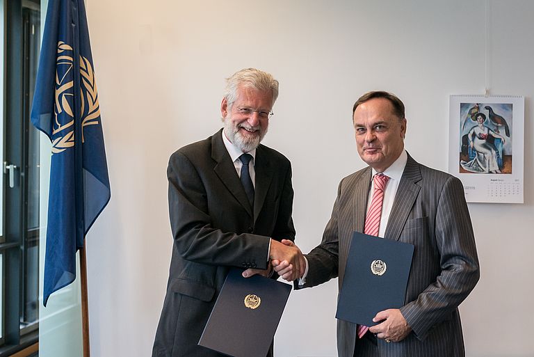 GEOMAR director Prof. Dr. Peter Herzig and the president of the International Tribunal for the Law of the Sea (ITLOS), Vladimir Golitsyn signing the Memorandum of Understanding. Photo: ITLOS.