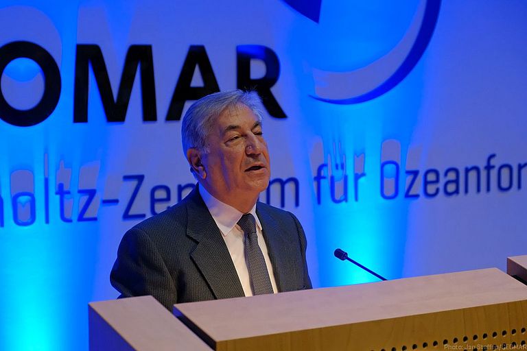 EU-Kommissar Karmenu Vella, Träger des Deutschen Meerespreises 2018. Foto: Jan Steffen/GEOMAR