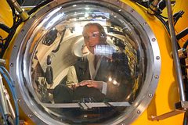 Trotz eines sehr engen Zeitplans ließ es sich Bettina Wulf nicht nehmen, das Tauchboot JAGO auch von innen zu besichten Foto: J. Steffen, IFM-GEOMAR