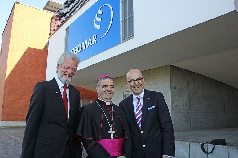 Ministerpräsident Torsten Albig mit GEOMAR Direktor Peter Herzig und Seiner Exzellenz dem Apostolische Nuntius, Erzbischof Dr. Nikola Eterović. Foto: A. Villwock, GEOMAR.