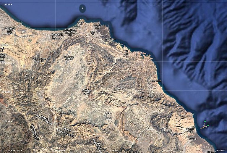 Die Karte zeigt das Einsatzgebiet mit der Hauptstadt des Sultanats Oman, Maskat, rechts unten der kleine Küstenort Quriyat mit der dem Start-Track des Wave Gliders.