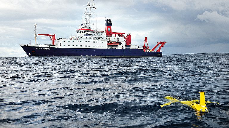 Ausbringung eines Oberflächengleiters im tropischen Atlantik. Foto: Mario Müller/GEOMAR