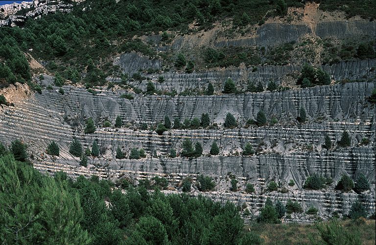 [Translate to English:] Kreidezeitliche Ablagerungen in La Bedoule, Frankreich. Diese dokumentieren eines der ozeanischen anoxischen Ereignisse vor gut 100-120 Mio. Jahren. Foto: W. Kuhnt, CAU.