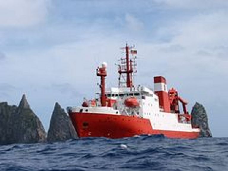 Auf dem Forschungsschiff SONNE fahren für drei Wochen Journalisten der Deutschen Welle mit. Foto: IFM-GEOMAR