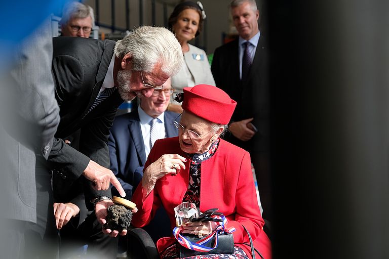 GEOMAR-Direktor Prof. Dr. Peter Herzig überreicht Ihrer Majestät Königin Margrethe II. von Dänemark eine Manganknolle aus dem Zentralpazifik. Foto: Nikolas Linke/GEOMAR