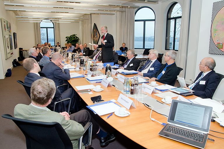 Die Teilnehmer des Workshops im Kabinettssaal des schleswig-holsteinischen Landesregierung. Foto: J. Steffen, GEOMAR.