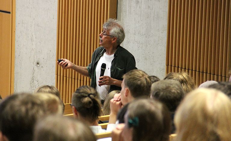 Prof. Martin Wahl vom GEOMAR erläutert den Jugendlichen in seinem Vortrag wissenschaftliche Hintergründe. Foto: J. Dengg/GEOMAR