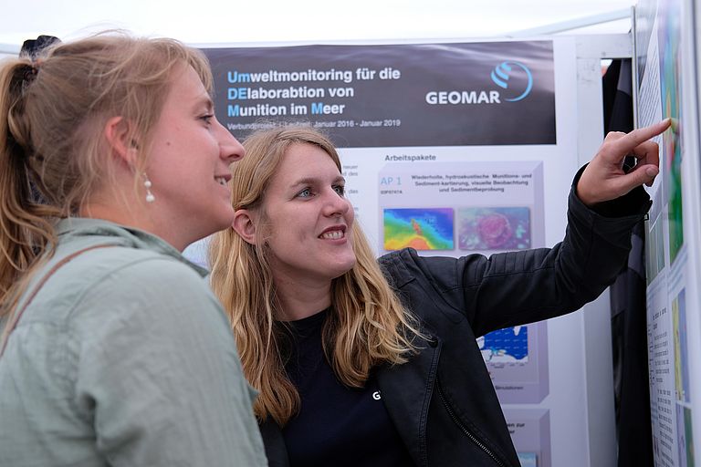 Das Projekt UDEMM informiert beim Open Ship über Munitionsaltlasten in Nord- und Ostsee. Foto: Jan Steffen/GEOMAR