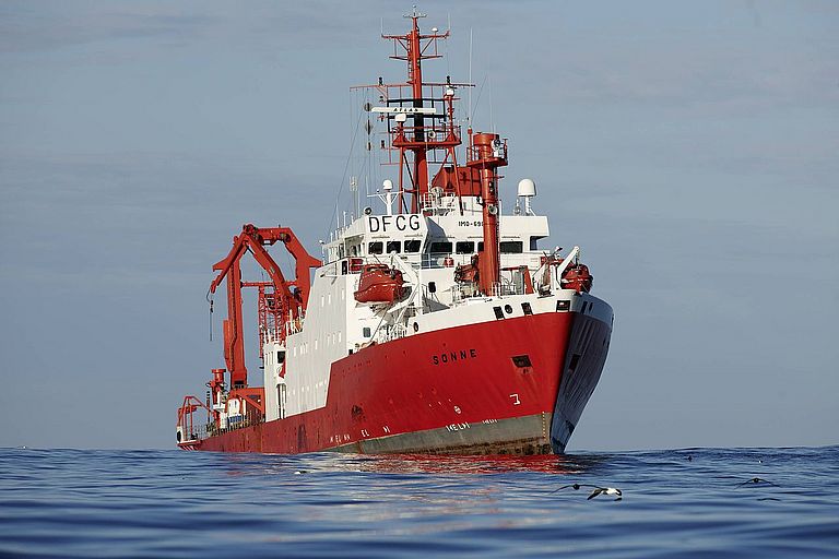 Das Forschungsschiff SONNE sucht während der SHIVA-Messkampagne nach Quellen für ozonabbauende Gase im Meer. Foto: B. Grundmann, GEOMAR
