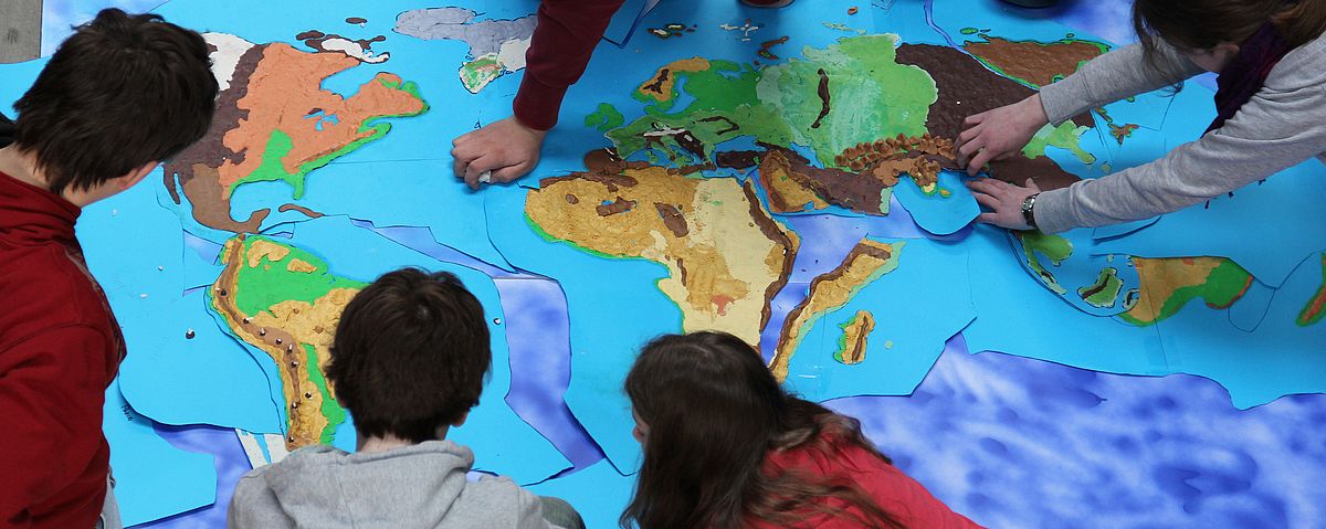 Schüler arbeiten am Weltpuzzle