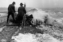 In der Regel lassen sich während einer Sturmflut im Kronenbereich keine Deichsicherungsarbeiten ausführen. Die Aufnahme zeigt eine Sturmflut in der ersten Hälfte des 20. Jahrhunderts. Es ist auch in dem neuen Buch von Robert Stadelmann: Den Fluten Grenzen setzen, Schleswig-Holsteins Küstenschutz Westküste und Elbe, Band 1: Nordfriesland, zu sehen. (Foto: Archiv ALR bzw. LKN Husum)