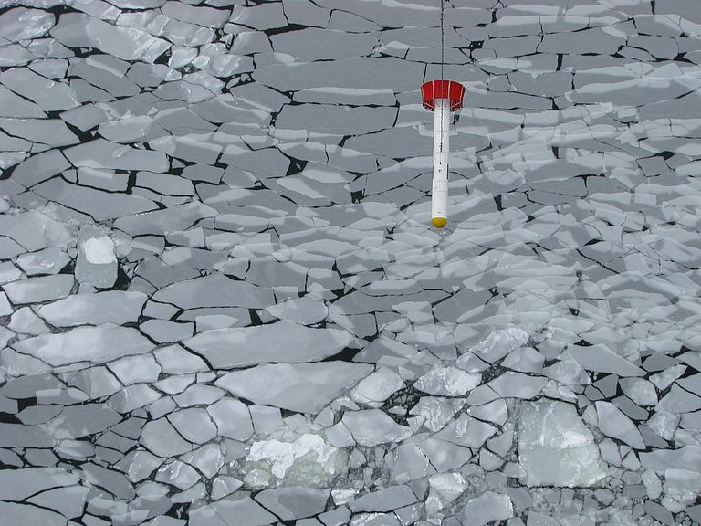 Mit einem von Hubschraubern geschleppten Messgerät kann großflächig die Eisdicke der Arktis ermittelt werden. Foto: H. Kassens, GEOMAR