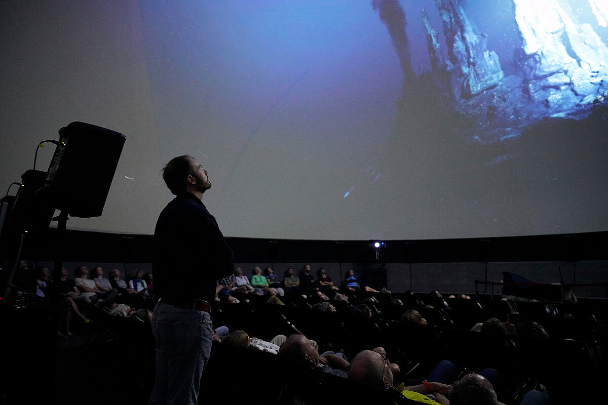 Tom Kwasnitschka, Produzent von "A Traveller's Guide to the Seafloor" bei der Premiere 2025. Foto: Jannik Melcher, GEOMAR