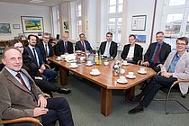 Professor Peter Herzig (5. v.l.) und Bjørn Jalving (4. v.l.) mit weiteren Vetreterinnen und Vertretern des GEOMAR und des Unternehmens Kongsberg Maritime bei der Unterzeichnung des MoU. Foto: J. Steffen, GEOMAR