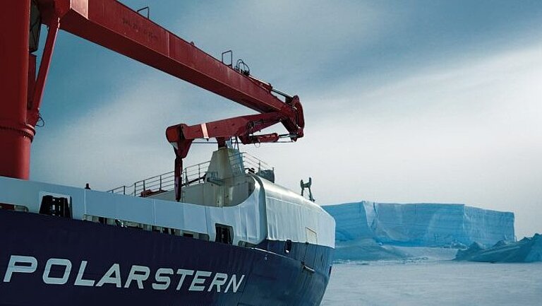 Forschungsschiff im vereisten Meer
