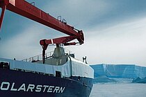 Forschungsschiff im vereisten Meer