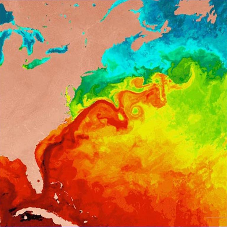 Darstellung der Oberflächentemperaturen im Nordatlantik. Das rote Band zeigt den Golfstrom, der warmes Wasser aus den Tropen in die hohen nördlichen Breiten transportiert. Foto: NASA