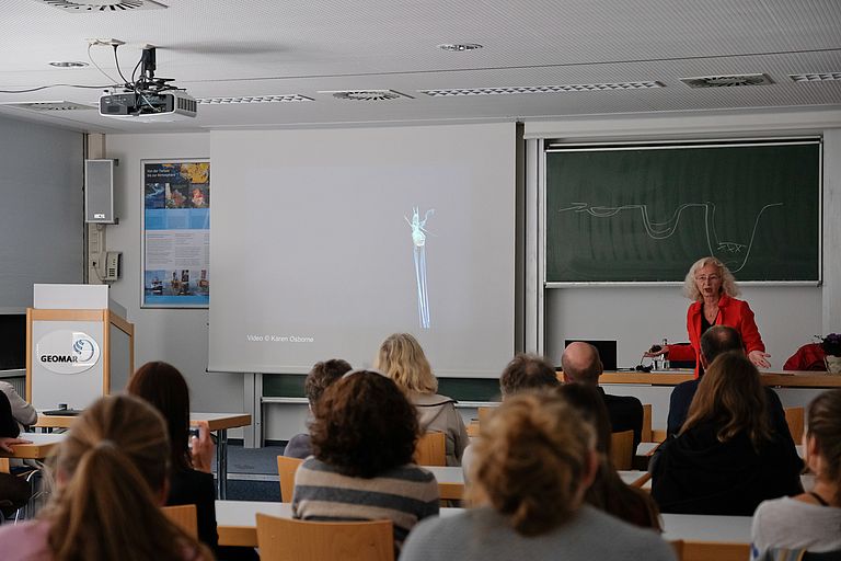 In ihrem Vortrag führt Professorin Brandt ihre Zuhörerinnen und Zuhörer in das größte Ökosystem der Erde, die Tiefsee. Foto: Nikolas Linke/GEOMAR