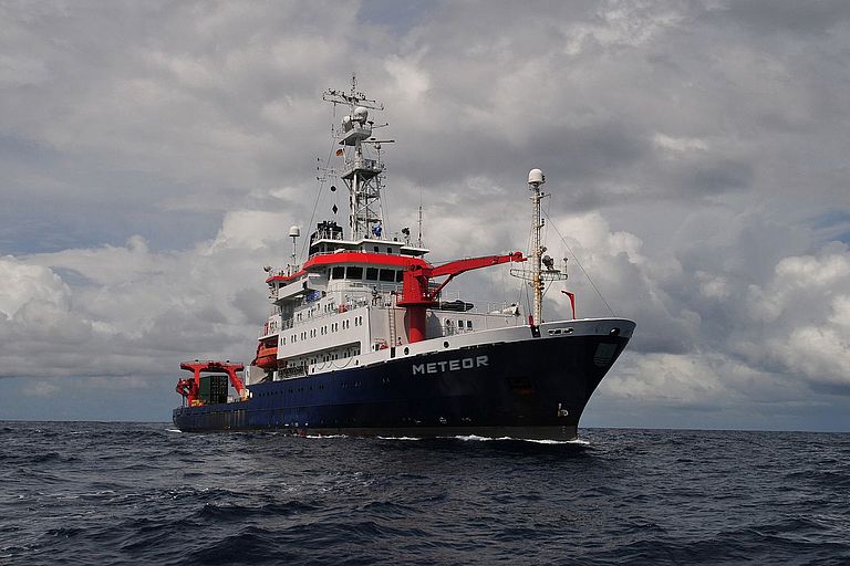 Das deutsche Forschungsschiff METEOR ist aktuell auf dem Weg von St. John's (Neufundland) nach Reykjavik (Island). Während dieser Expeditionen erforschen Ozeanographen die großen Meereströmungen des Nordatlantiks. Foto: H. v. Neuhoff, IFM-GEOMAR