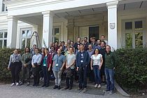 Teilnehmerinnen und Teilnehmer des Workshops vor dem Schloss Noer. Foto: Marion Liebetrau/GEOMAR
