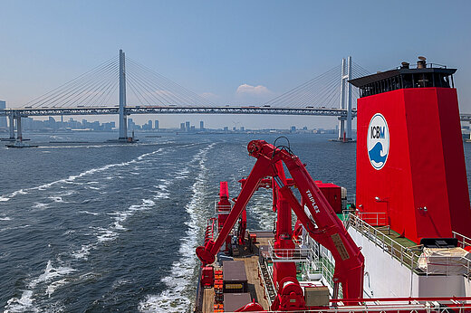 Blick vom Forschungsschiff SONNE auf die Yokohama Bay Bridge.